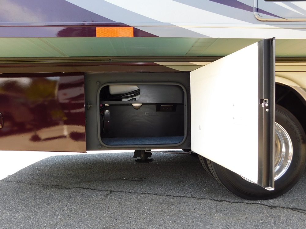 2013 Winnebago Itasca Sunova 30A - Image 11