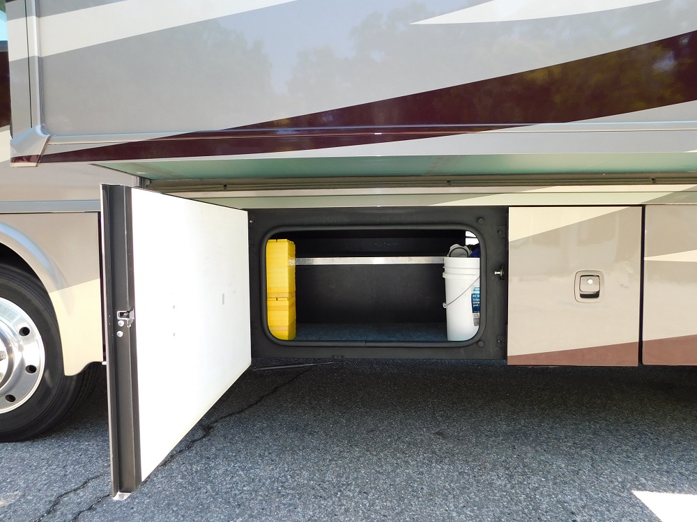 2013 Winnebago Itasca Sunova 30A - Image 17