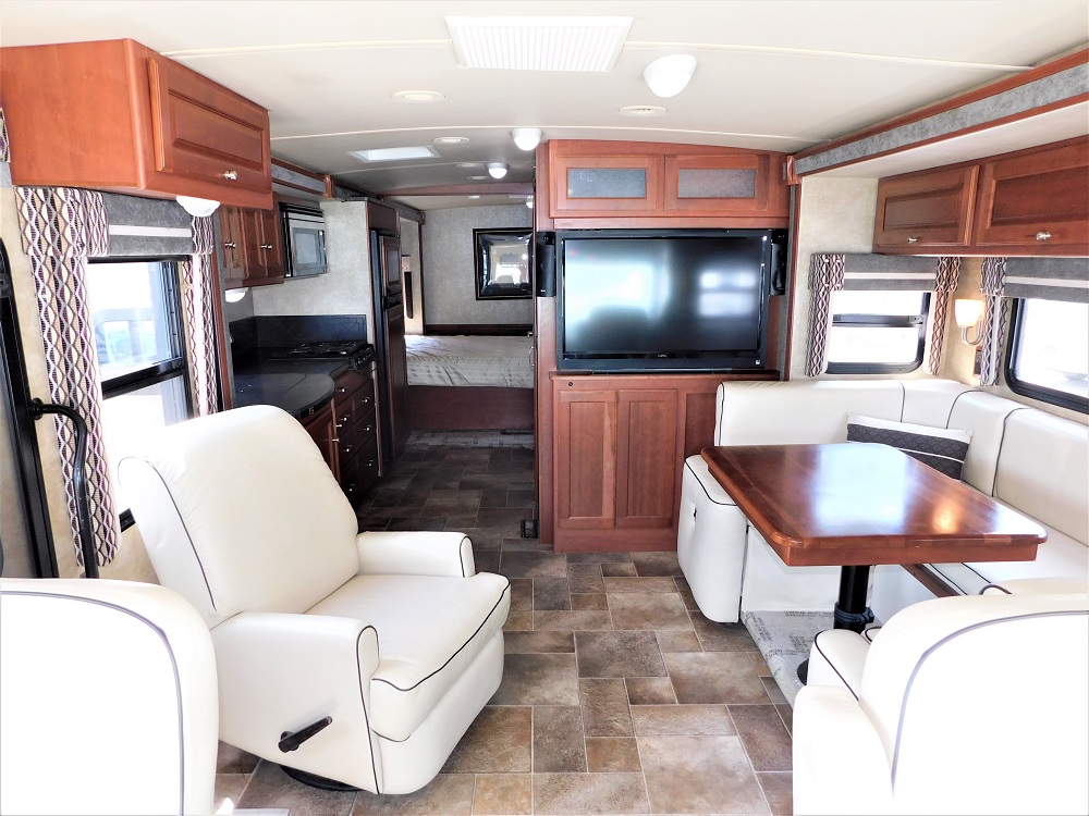 2013 Winnebago Itasca Sunova 30A - Image 18