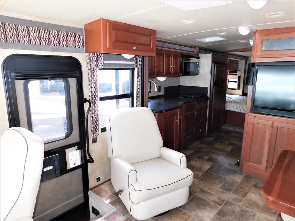 2013 Winnebago Itasca Sunova 30A - Image 20