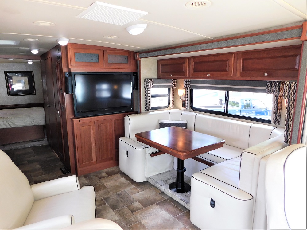2013 Winnebago Itasca Sunova 30A - Image 21
