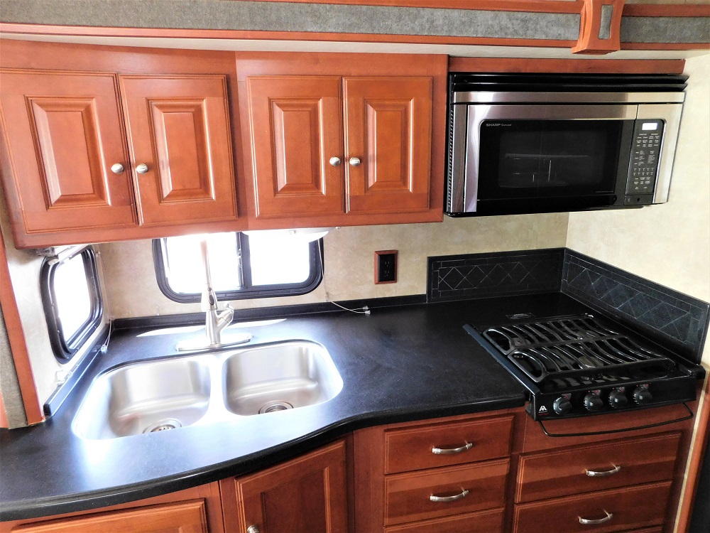 2013 Winnebago Itasca Sunova 30A - Image 29