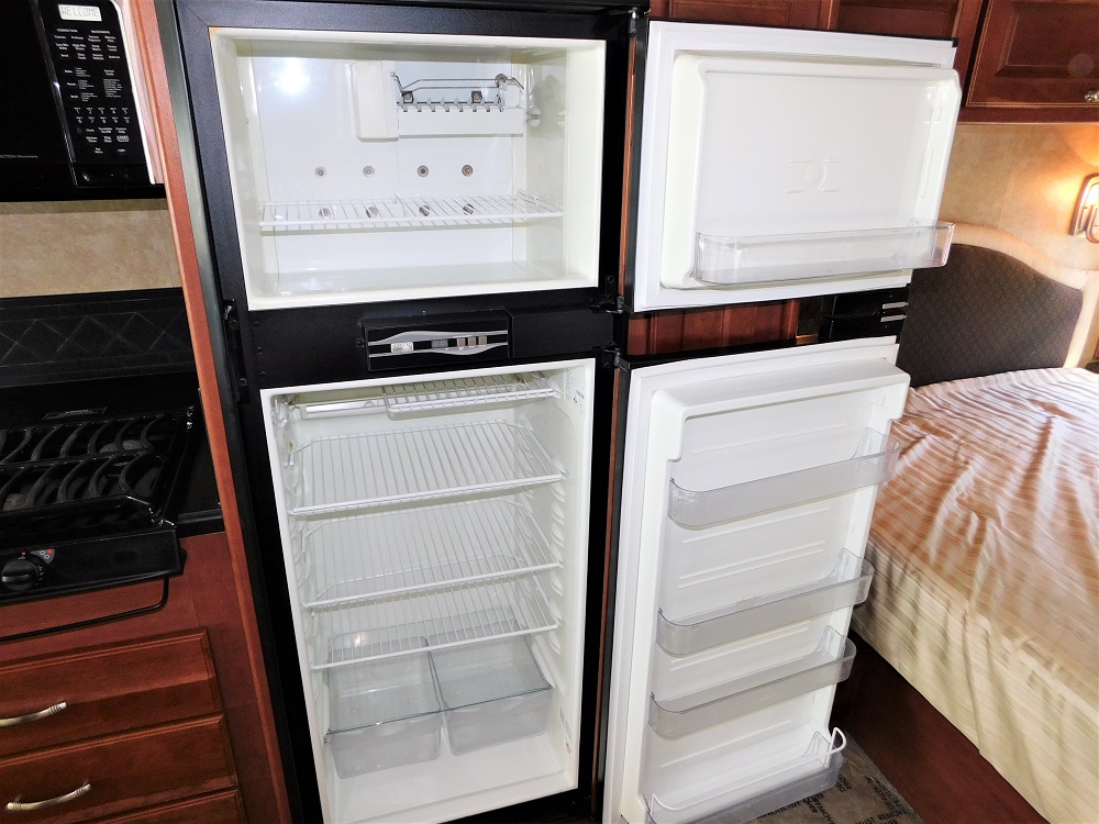2013 Winnebago Itasca Sunova 30A - Image 31