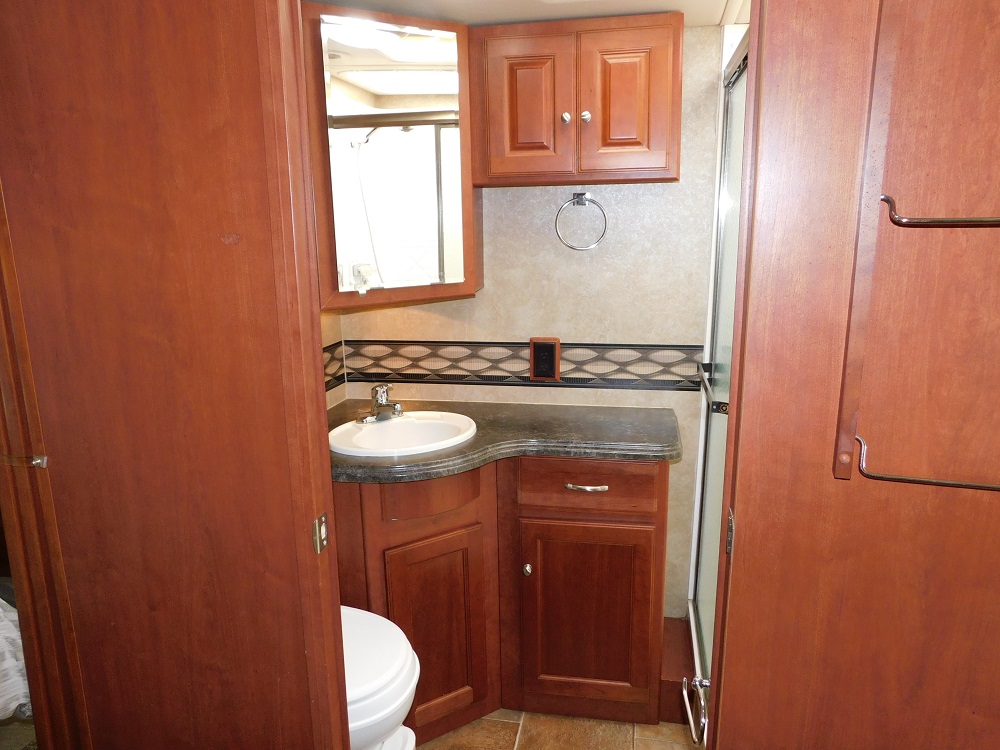 2013 Winnebago Itasca Sunova 30A - Image 32
