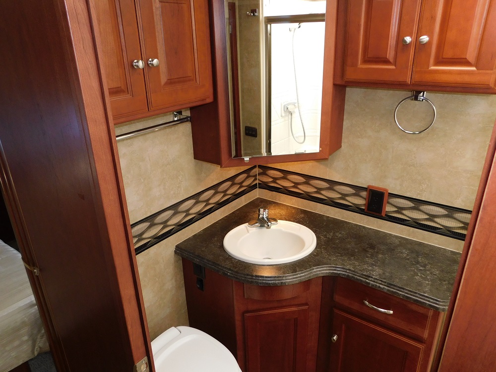 2013 Winnebago Itasca Sunova 30A - Image 34