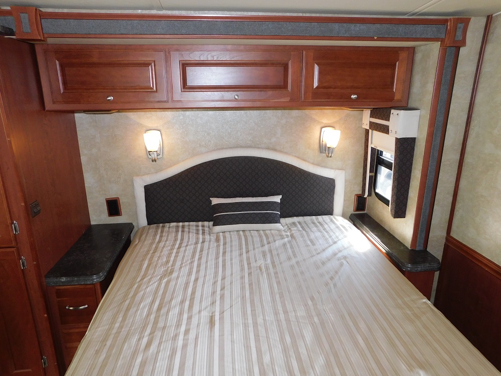 2013 Winnebago Itasca Sunova 30A - Image 35