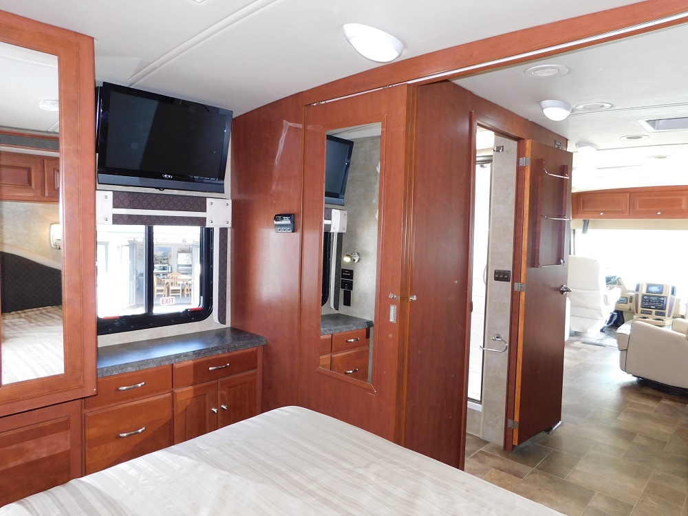 2013 Winnebago Itasca Sunova 30A - Image 40