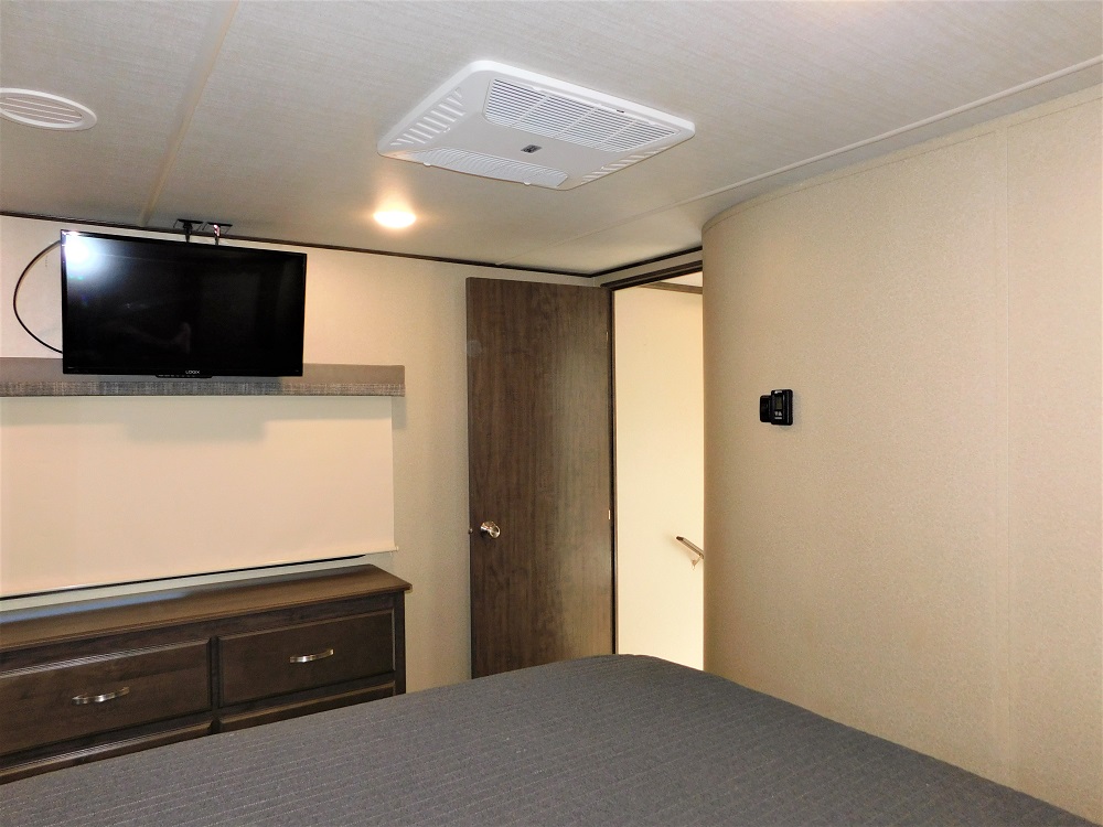 2019 Grand Design Solitude 3740 BH - Image 38