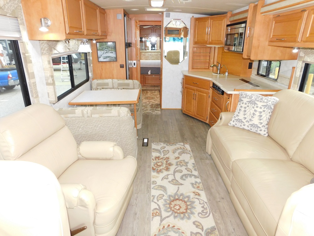 2005 Winnebago Journey 34H 350hp Turbo Diesel - Image 17
