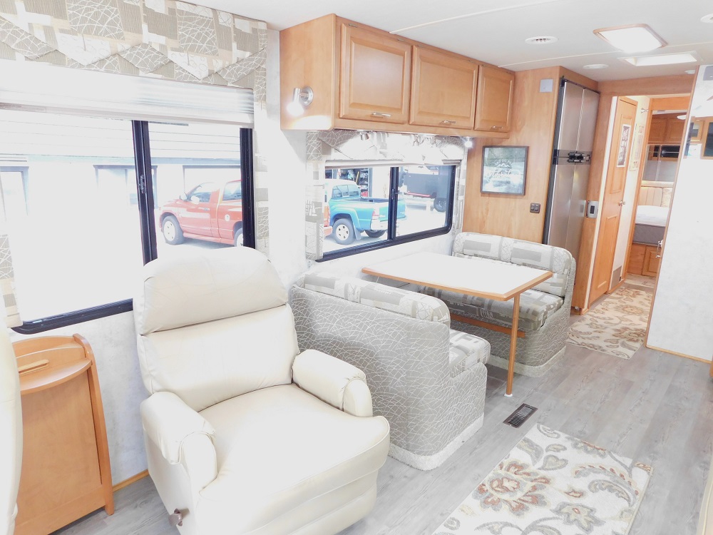 2005 Winnebago Journey 34H 350hp Turbo Diesel - Image 19