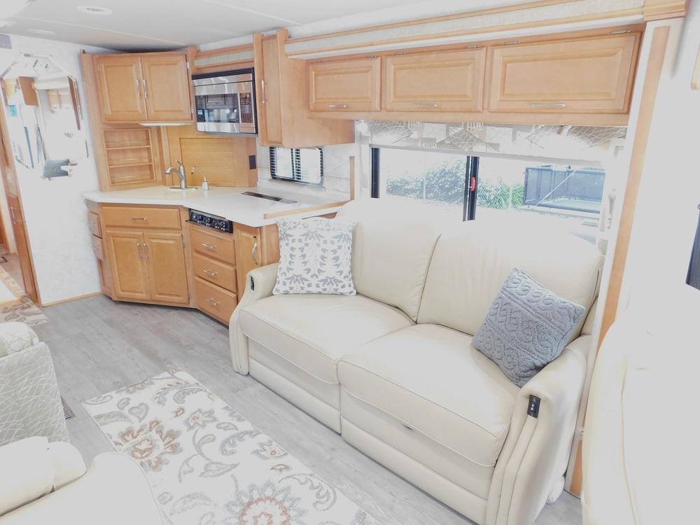 2005 Winnebago Journey 34H 350hp Turbo Diesel - Image 20