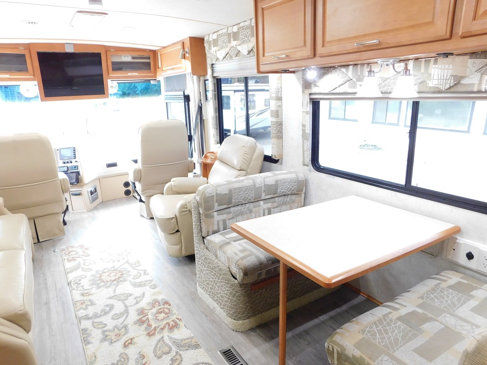 2005 Winnebago Journey 34H 350hp Turbo Diesel - Image 21