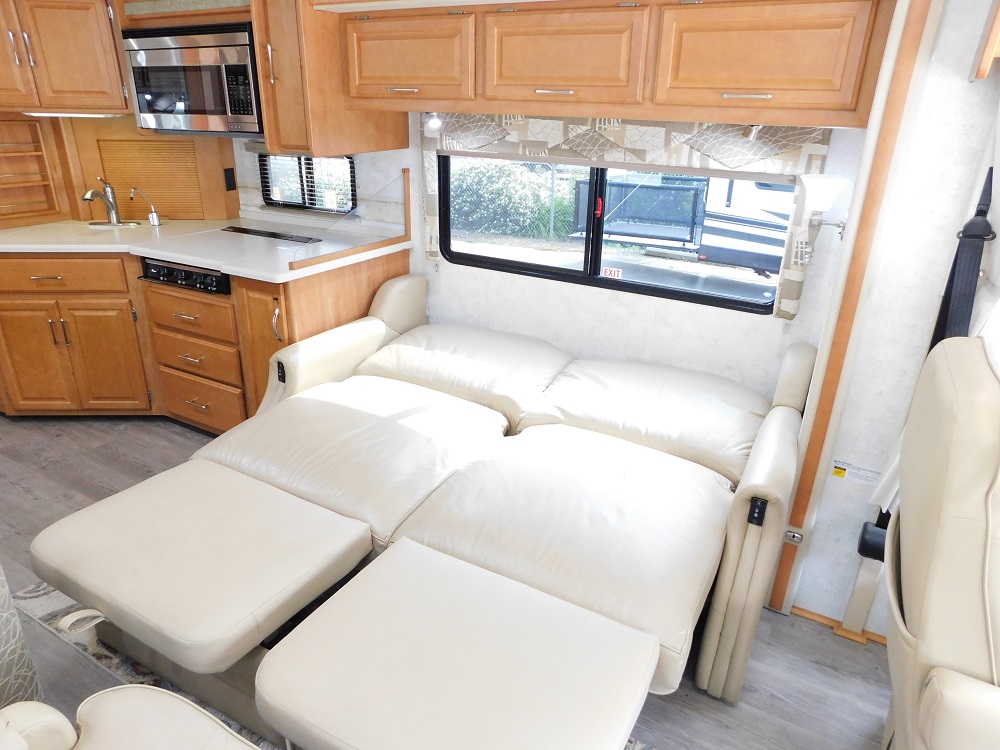 2005 Winnebago Journey 34H 350hp Turbo Diesel - Image 24