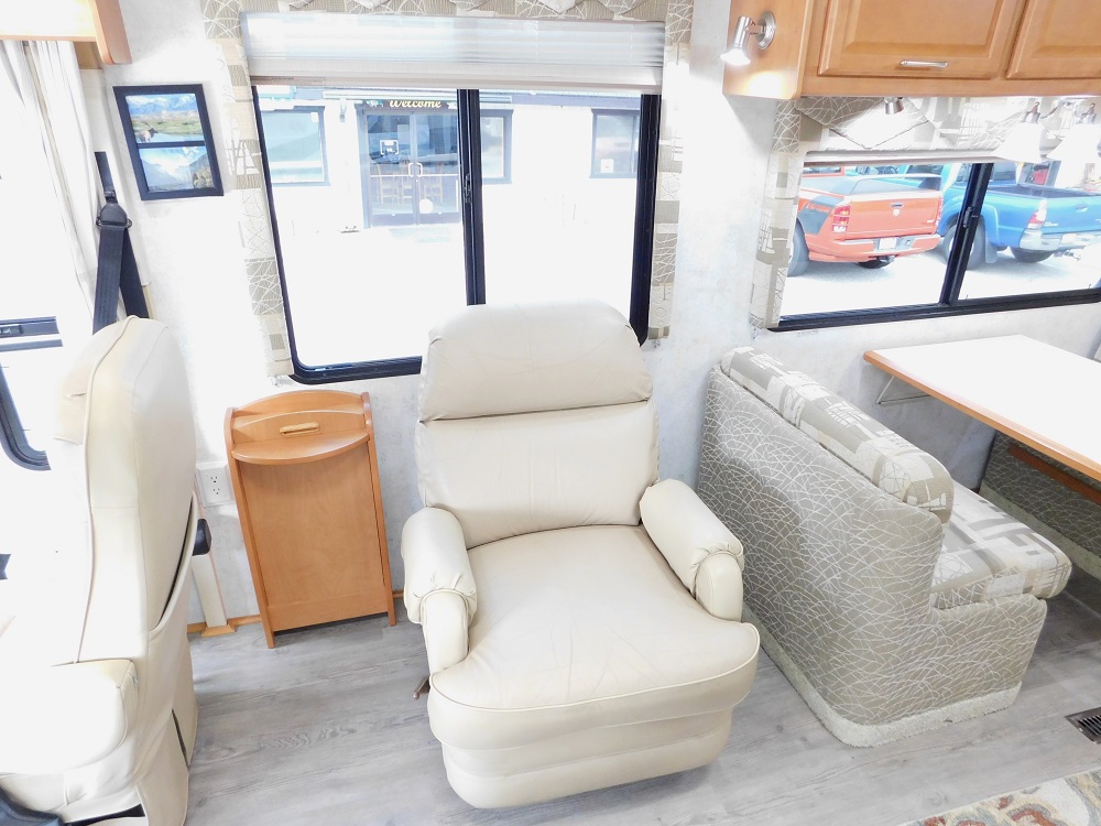 2005 Winnebago Journey 34H 350hp Turbo Diesel - Image 25