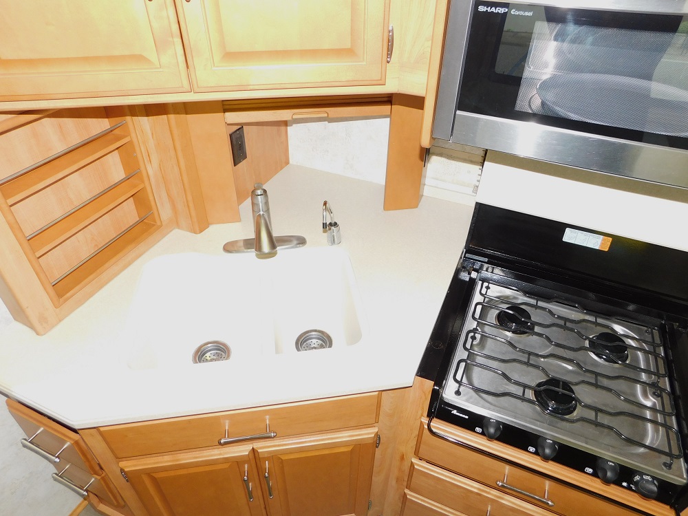 2005 Winnebago Journey 34H 350hp Turbo Diesel - Image 29