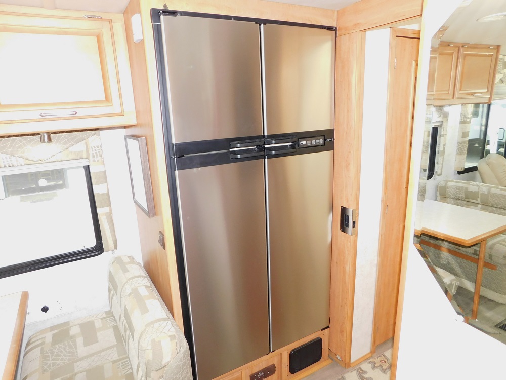2005 Winnebago Journey 34H 350hp Turbo Diesel - Image 30