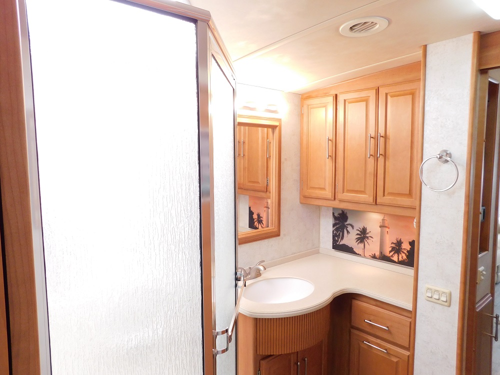 2005 Winnebago Journey 34H 350hp Turbo Diesel - Image 31