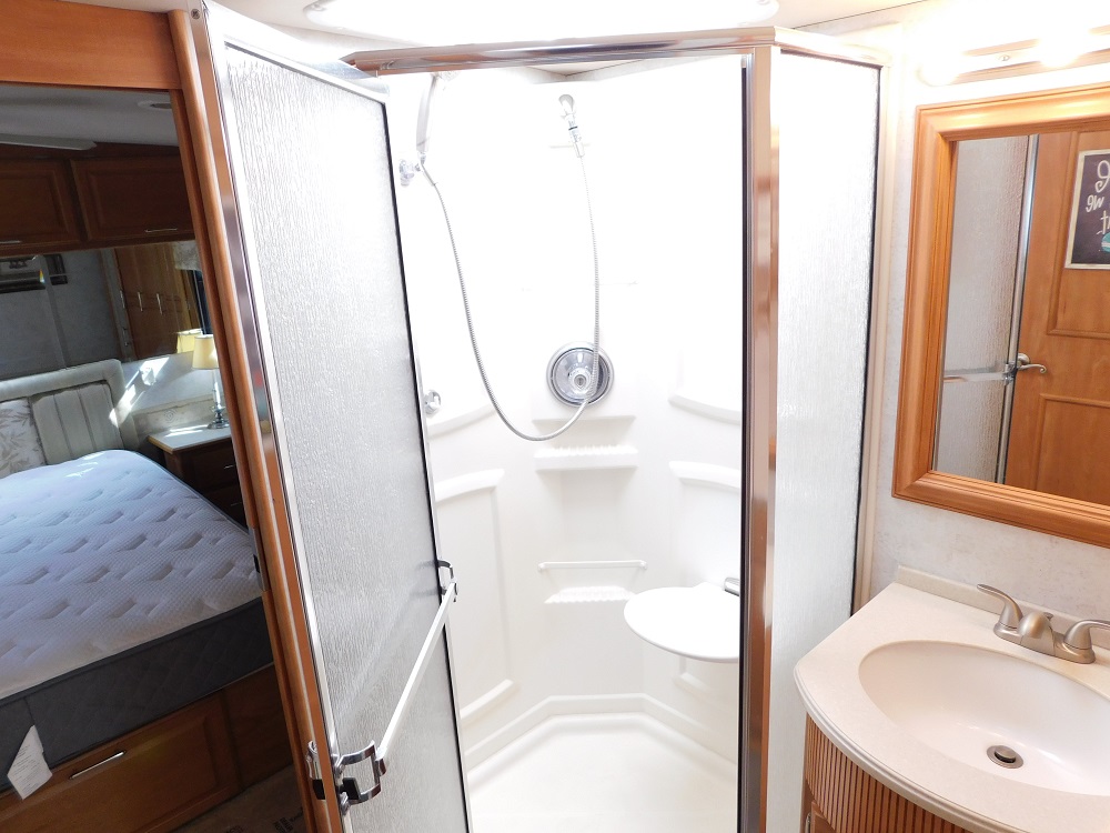 2005 Winnebago Journey 34H 350hp Turbo Diesel - Image 32