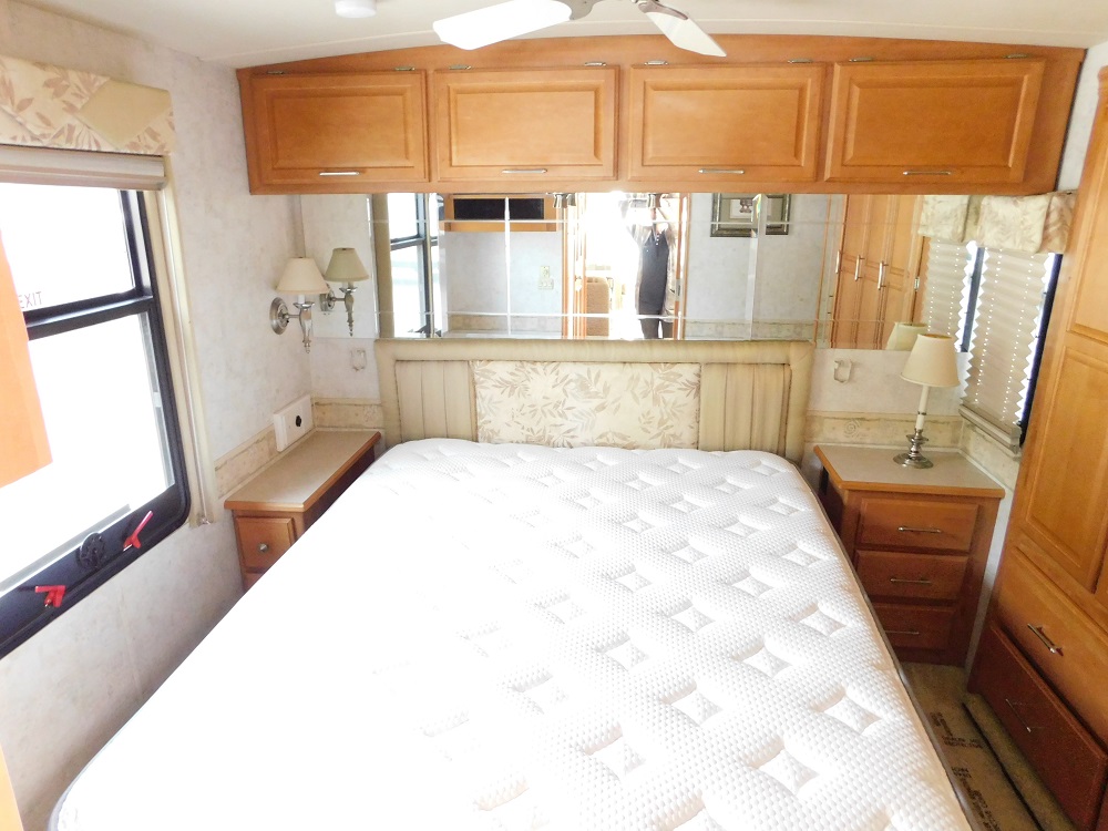 2005 Winnebago Journey 34H 350hp Turbo Diesel - Image 35