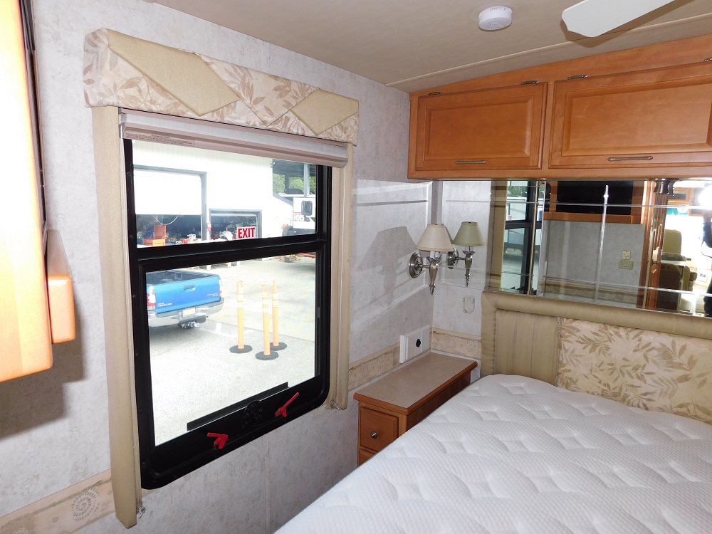 2005 Winnebago Journey 34H 350hp Turbo Diesel - Image 36