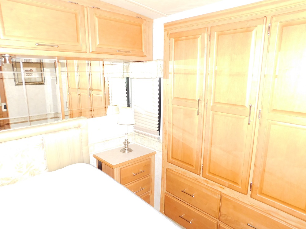 2005 Winnebago Journey 34H 350hp Turbo Diesel - Image 37