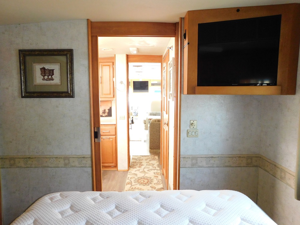 2005 Winnebago Journey 34H 350hp Turbo Diesel - Image 38