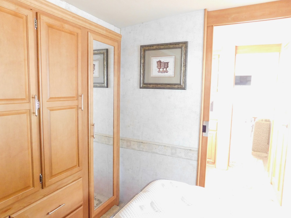 2005 Winnebago Journey 34H 350hp Turbo Diesel - Image 39