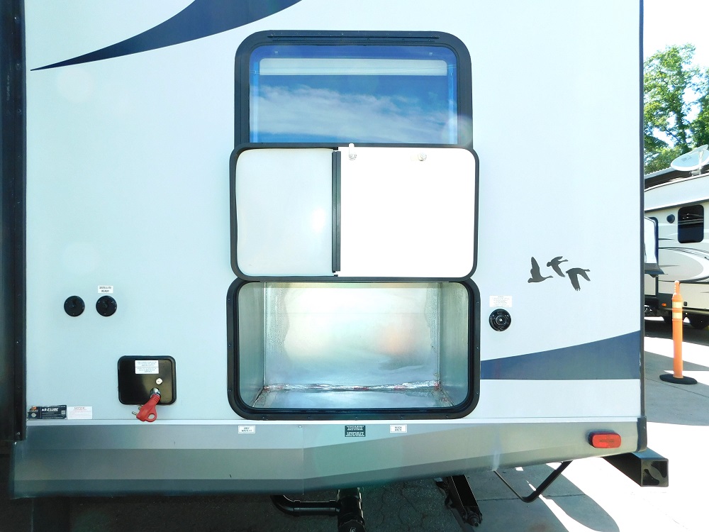 2017 Northwood Nash 29S Travel Trailer with Slide-out - Image 11