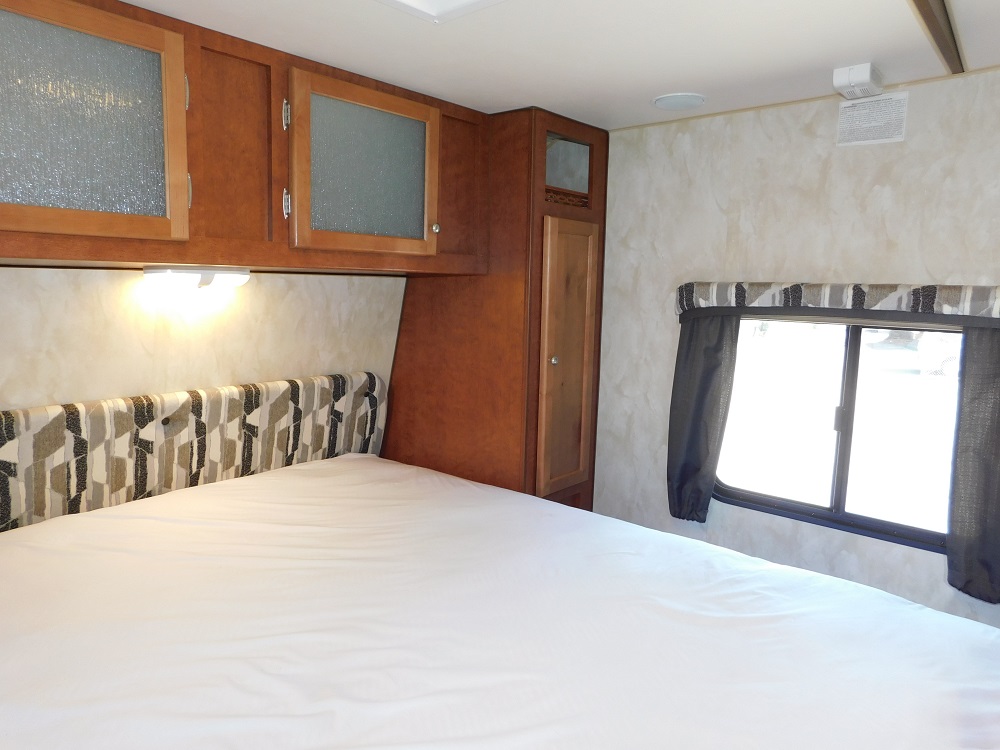 2017 Northwood Nash 29S Travel Trailer with Slide-out - Image 21