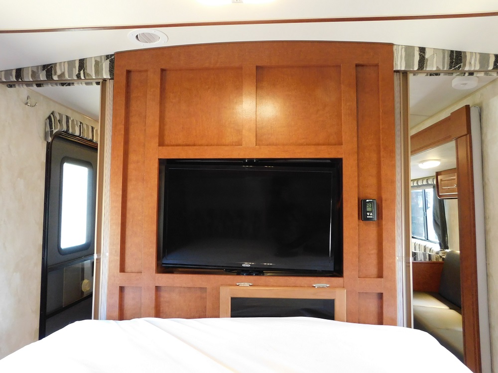 2017 Northwood Nash 29S Travel Trailer with Slide-out - Image 22